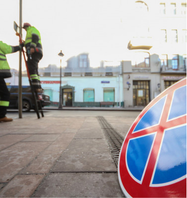 Установку опор дорожных знаков на любых типах оснований