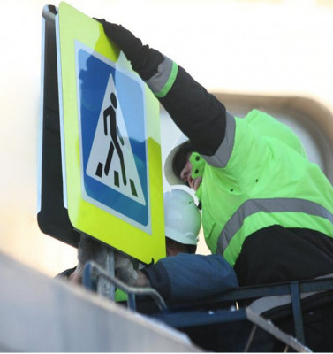 Установку всех видов опор дорожных знаков