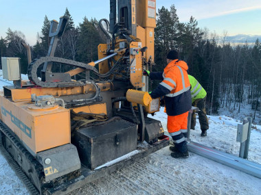 Устройство металлического барьерного ограждения на объекте: «Капитальный ремонт автомобильной дороги Р-242 Пермь - Екатеринбург км 187+000 - км 232+000, км 276+000 - км 301+000, км 301+000 - км 326+000 в Свердловской области» 32