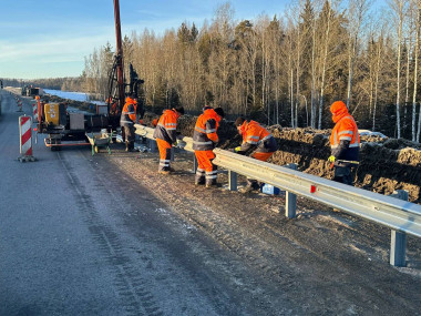 Устройство металлического барьерного ограждения на объекте: «Капитальный ремонт автомобильной дороги Р-242 Пермь - Екатеринбург км 187+000 - км 232+000, км 276+000 - км 301+000, км 301+000 - км 326+000 в Свердловской области» 57